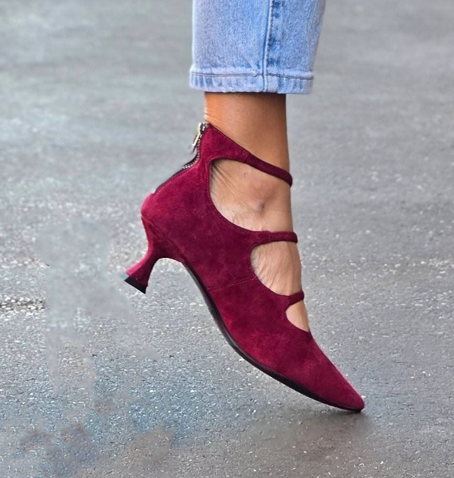 Evelyn™ | Low-Heel Strap Pumps